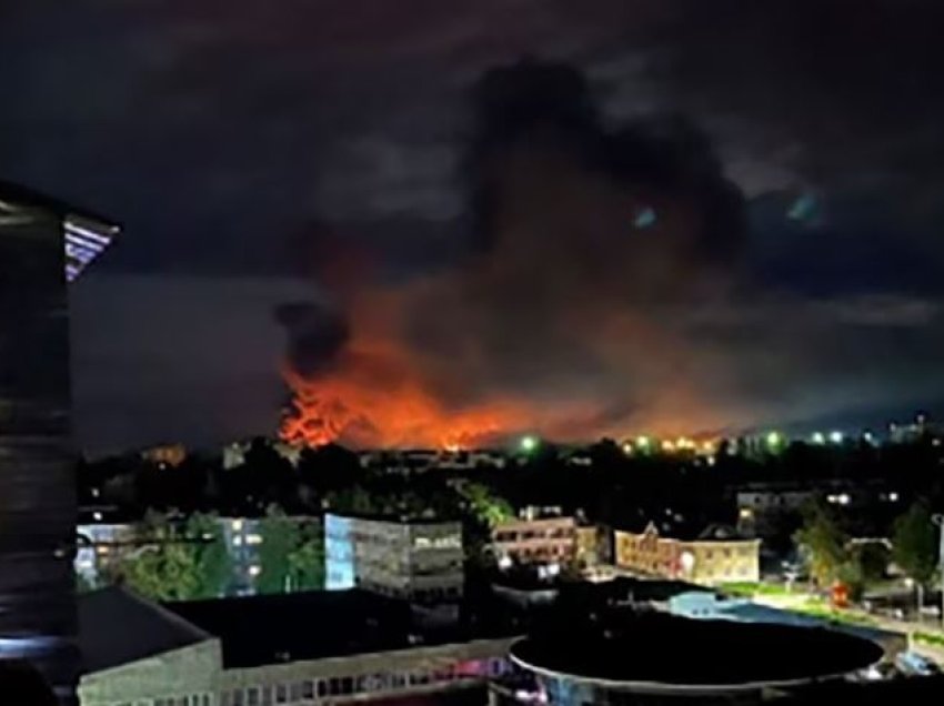 Dy të vrarë në Kiev nga sulmet ajrore ruse, ndërsa Moska akuzon Ukrainën për sulmin më të madh me dronë