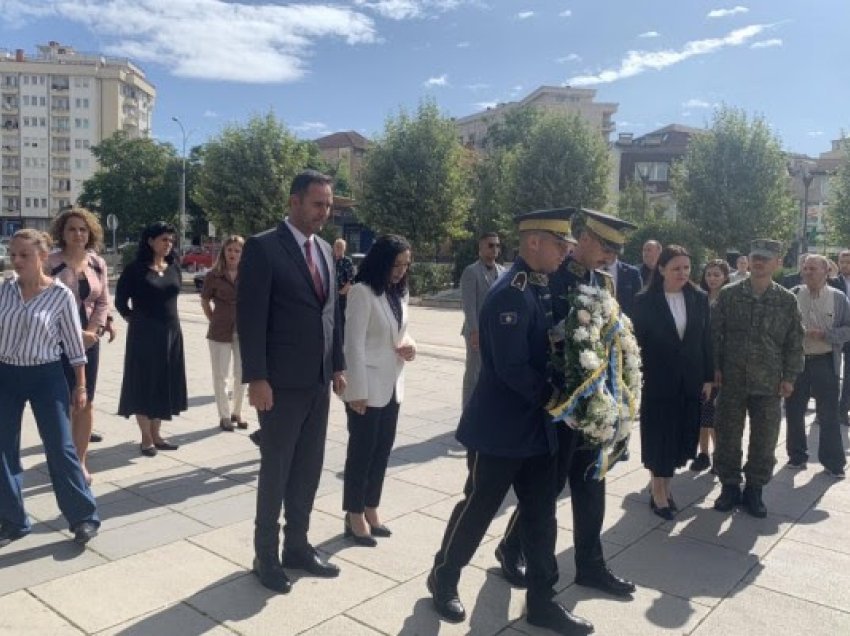 Osmani e Konjufca bëjnë homazhe te memoriali për të zhdukurit