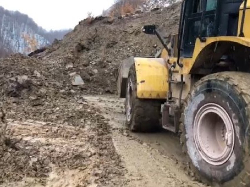 Moti i keq/ Hapet për qarkullim aksi Fushë-Arrëz - Mirditë pas bllokimit nga rrëshqitja e dherave