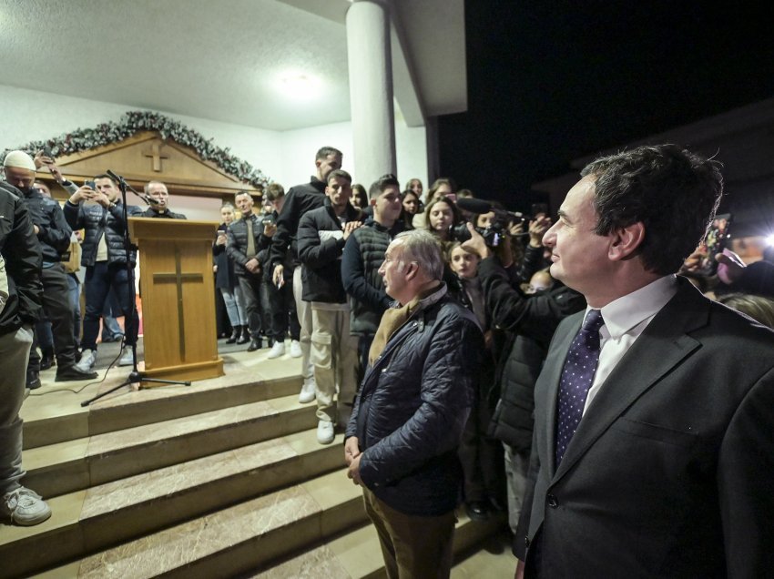 Kryeministri Kurti mori pjesë në ceremoninë e ndezjes së dritave për festën e Krishtlindjes në fshatin Pjetërshan