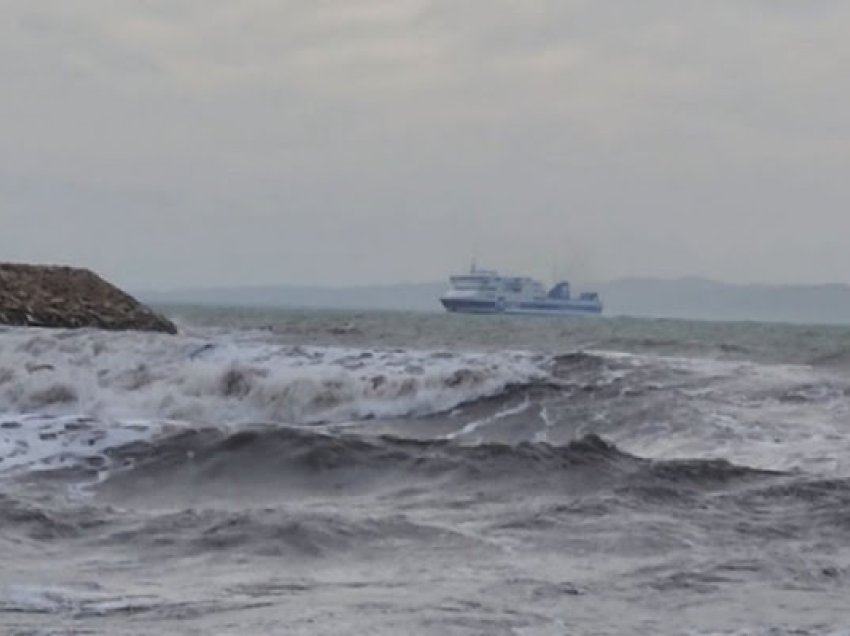 ​Moti i keq, pezullohen lundrimet nga Durrësi drejt Italisë