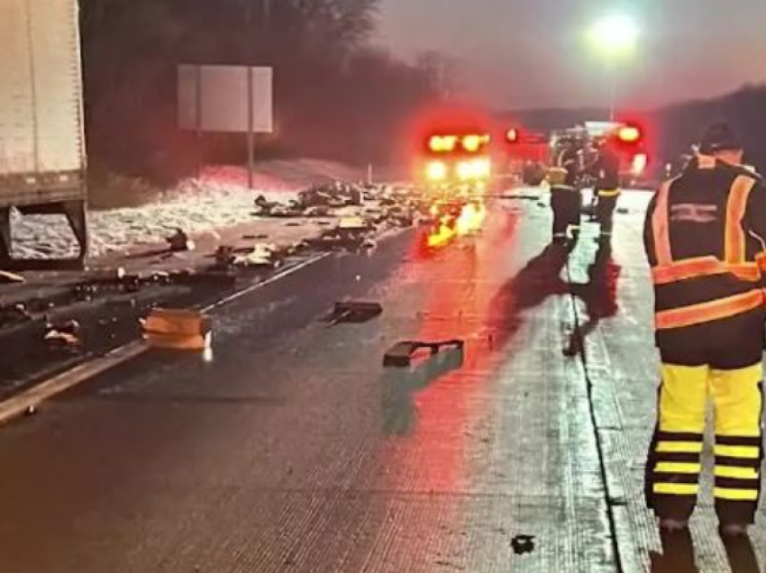 Përplasen dy kamionë, autostrada e Ohajos mbulohet me çokollata dhe karamele