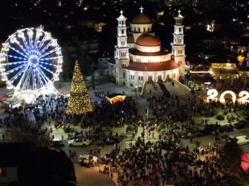 Korça ndez dekorin e festave të fundvitit