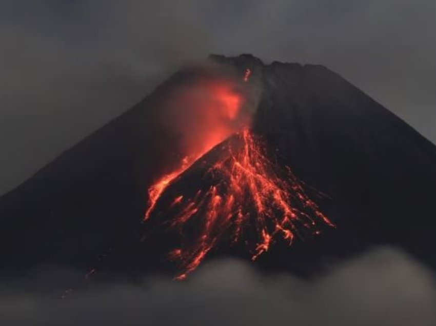 Njëmbëdhjetë alpinistë të vdekur dhe dhjetëra të zhdukur pas shpërthimit të vullkanit në Indonezi