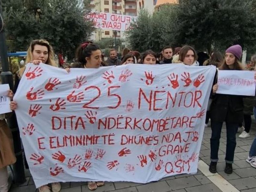 Protestë kundër dhunës ndaj gruas në Fier, gra dhe vajza protestojnë