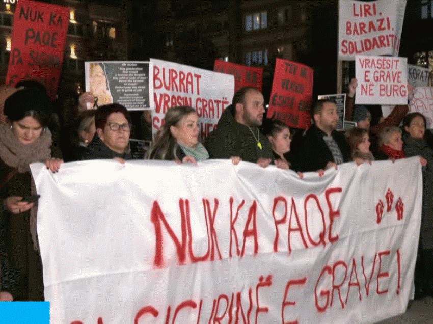 Protestuesit thyejnë kordonin e policisë, hyjnë në oborrin e Qeverisë