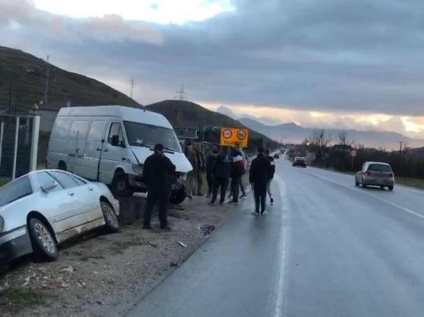 Aksident në Maliq/ “Benzi” përplaset me furgonin dhe bie në kanal, vetëm dëme materiale