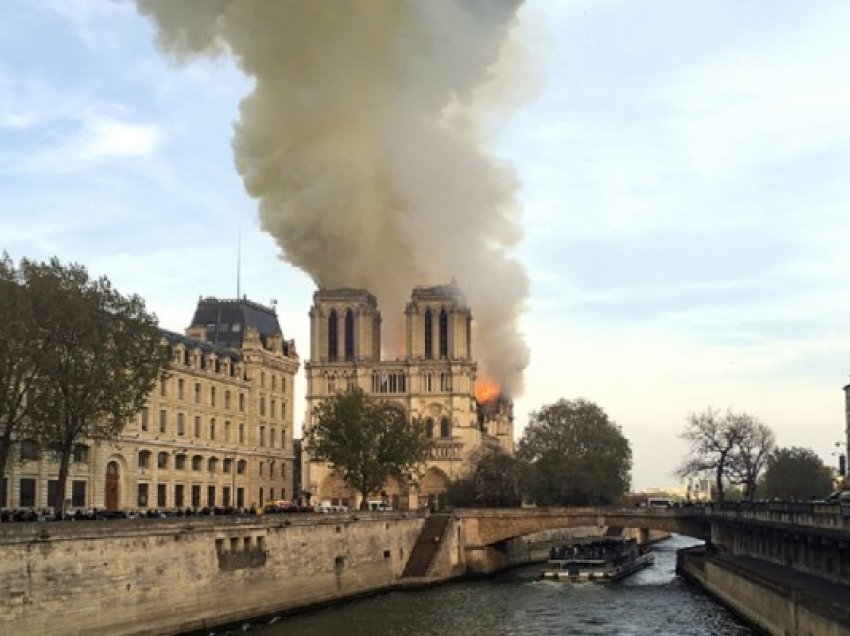 ​Macron fton Papa Françeskun të rihapë Katedralen Notre Dame