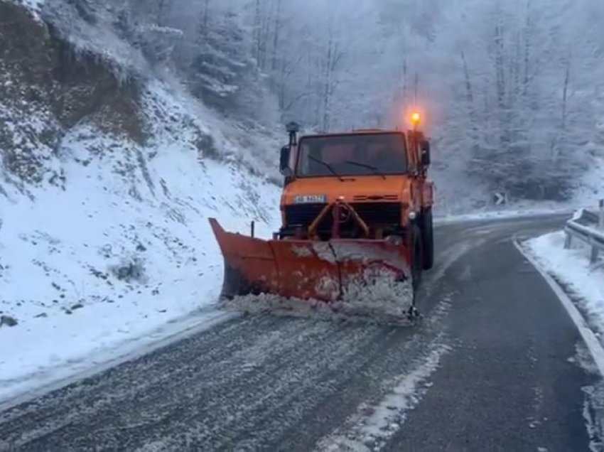 Reshjet e dëborës në juglindje të vendit/ Trashësia shkoi deri në 7 cm, si paraqitet gjendja e rrugëve