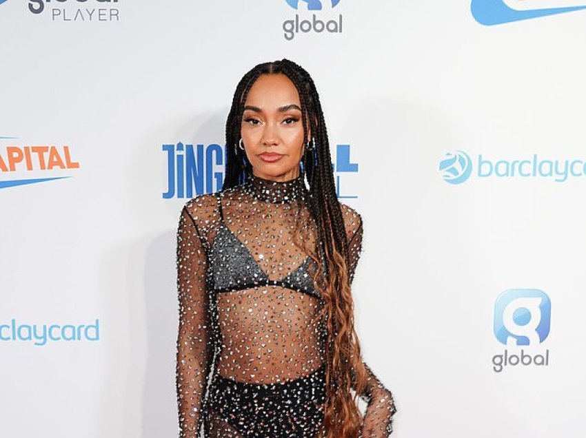 Leigh-Anne Pinnock i lë pak imagjinatës në tapetin e kuq të ‘Capital’s Jingle Bell Ball 2023’, ndërsa vesh një fustan të zi të tejdukshëm