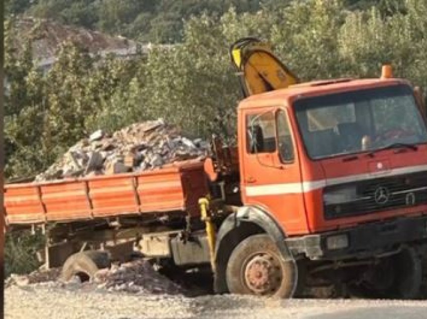 Dhërmi/ Shkarkonte inerte në një tokë pranë rrugës, nën hetim shoferi i kamionit