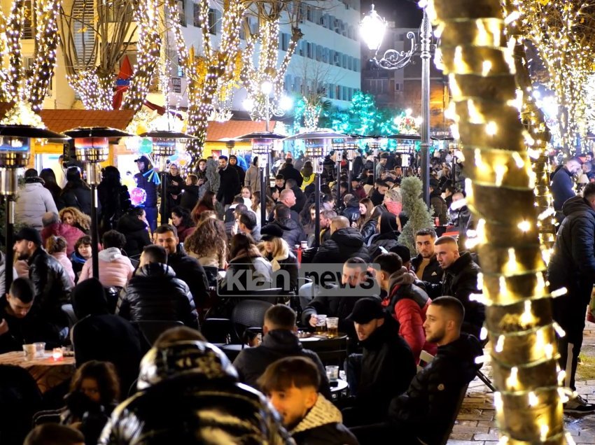 “E dashuroj, njerëzit janë të lumtur”, atmosfera festive në Shkodër tërheq turistët e huaj