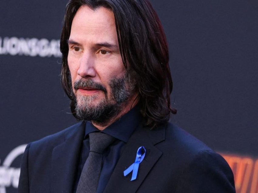 Hajdutët futen në shtëpinë e Keanu Reeves, i marrin armën e zjarrit dhe ikin