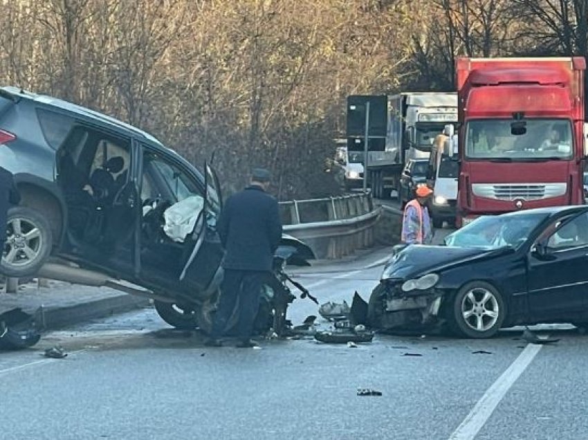 Përplasen dy makina në aksin Librazhd-Prrenjas, 6 persona të plagosur