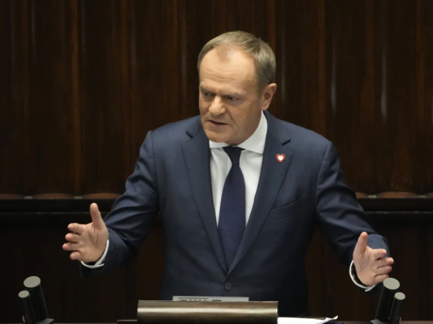 Donald Tusk betohet si kryeministër i Polonisë