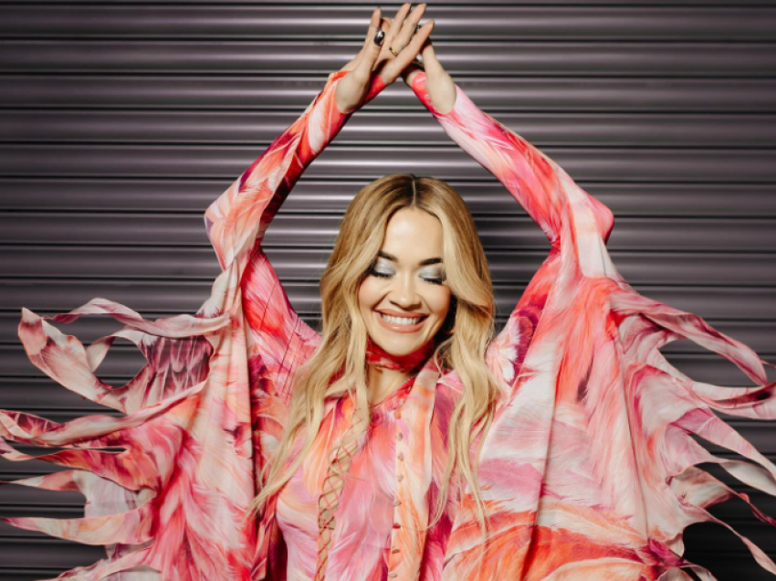 Rita Ora kryqëzohet para performancës së saj në skenë