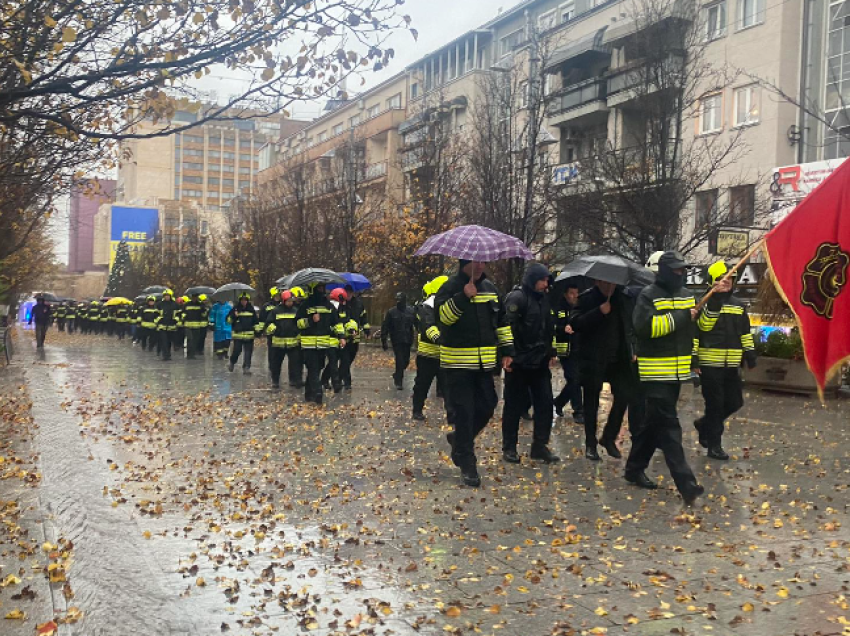 Kërkojnë përmirësim të kushteve, zjarrfikësit sërish në protestë para Qeverisë