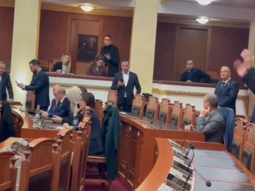 Deputeti i PD futet brenda parlamentit, me tone të larta u drejtohet socialistëve: O plehra, kjo është kafshëri jo sjellje njerëzore