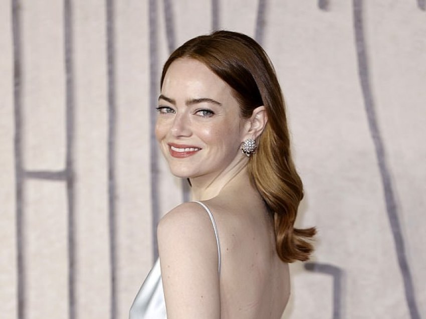 Emma Stone mahnit me një fustan mëndafshi të guximshëm, ndërsa zbukuron tapetin e kuq në një shfaqje të filmit të saj ‘Poor Things’