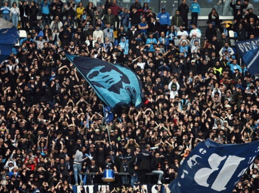 Radhë të gjata tifozësh jashtë stadiumit, shtyhet ndeshja Napoli - Cagliari