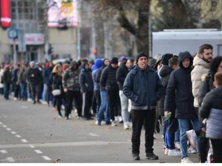 Kjo po ngjan në Zagreb, rreshti i gjatë për bileta 