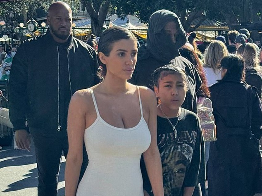 Gruaja e Kanye West, Bianca, vesh një kostum provokues në Disneyland