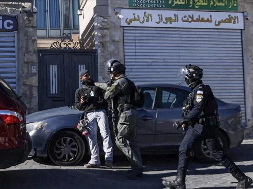 Dy oficerë policie izraelite pezullohen për rrahjen e fotoreporterit