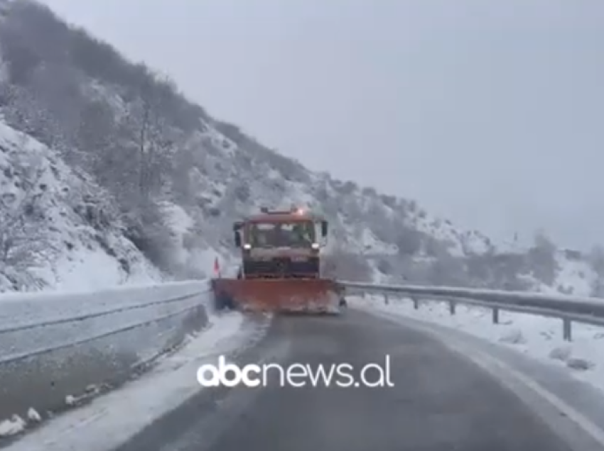 Reshje dëbore dhe erë e fortë, disa zona në Kukës pa energji elektrike