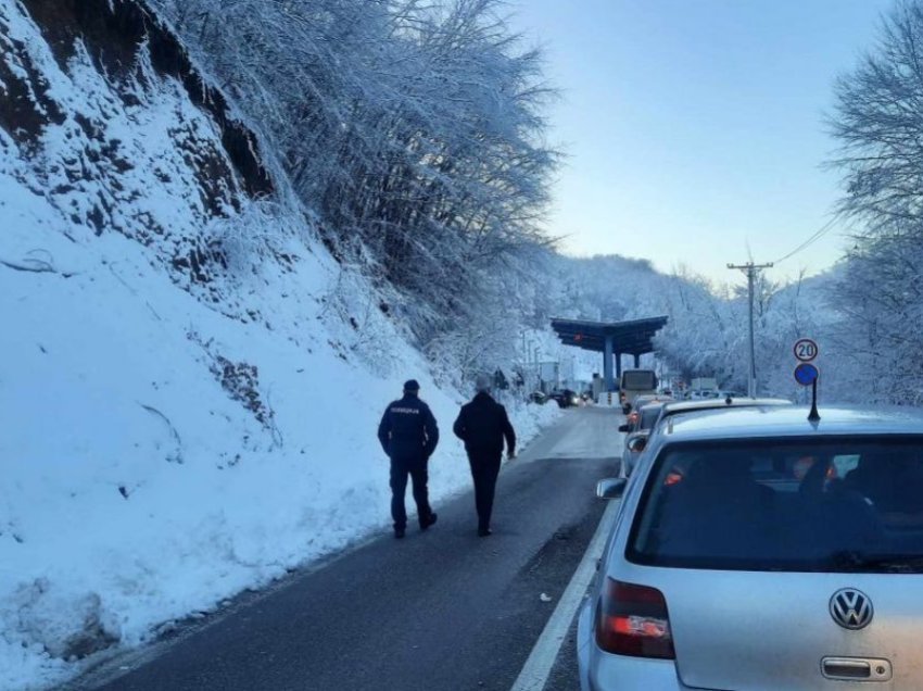 Kolona të gjata në pikat kufitare me Serbinë