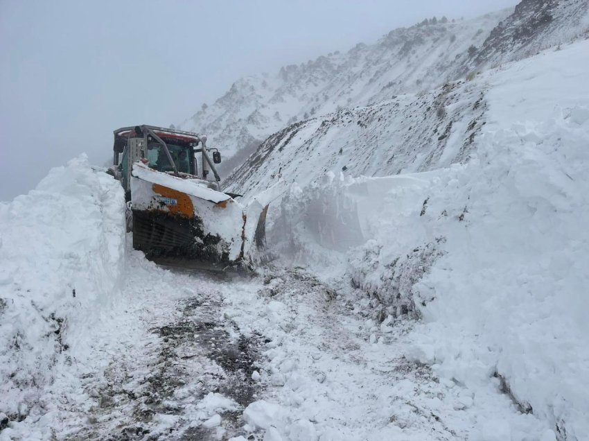  Korçë/ Temperatura deri në -5 gradë celsius dhe trashësi e dëborës deri në një metër. Kriposen rrugët, akset ku nevojiten zinxhirët