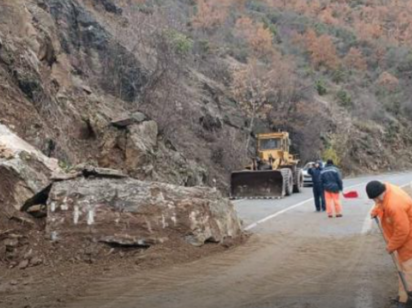 Rrëshqitje dheu në rrugën Mavrovë-Dibër, komunikacioni zhvillohet në një korsi