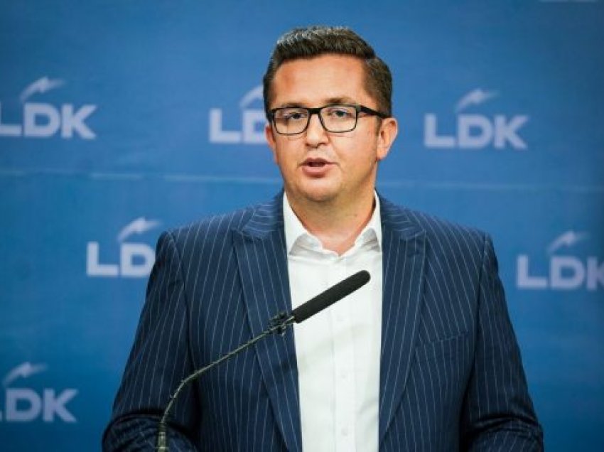 Deputeti i LDK-së e krahason Kurtin me liderët sovjetikë pas lëvdatave që ia bëri sukseseve te veta