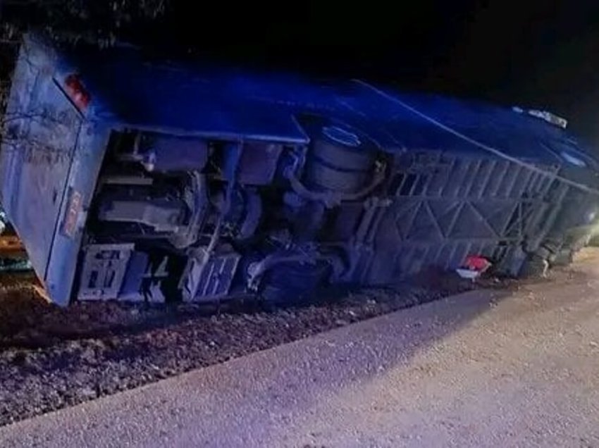 Përmbyset autobusi, humb jetën portieri 25-vjeçar