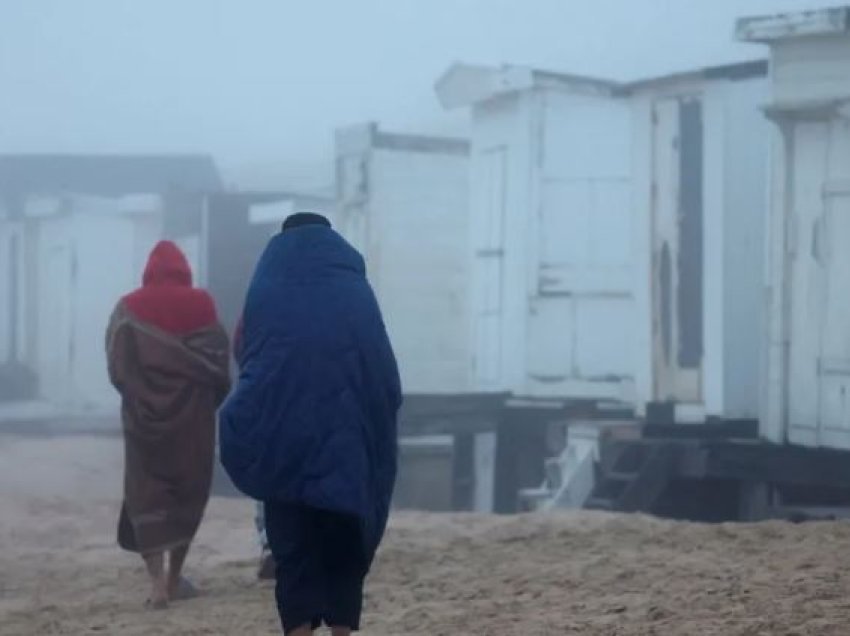 Kontrabandistët në pritje të detit të qetë në Kanalin Anglez, ulen shifrat e emigrantëve të paligjshëm që kalojnë me varka drejt ‘tokës së ëndrrave’