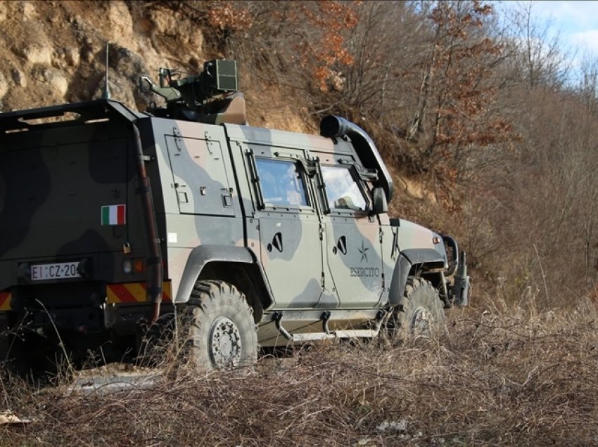 Dalin pamjet - KFOR-i duke patrolluar në kufirin me Serbinë