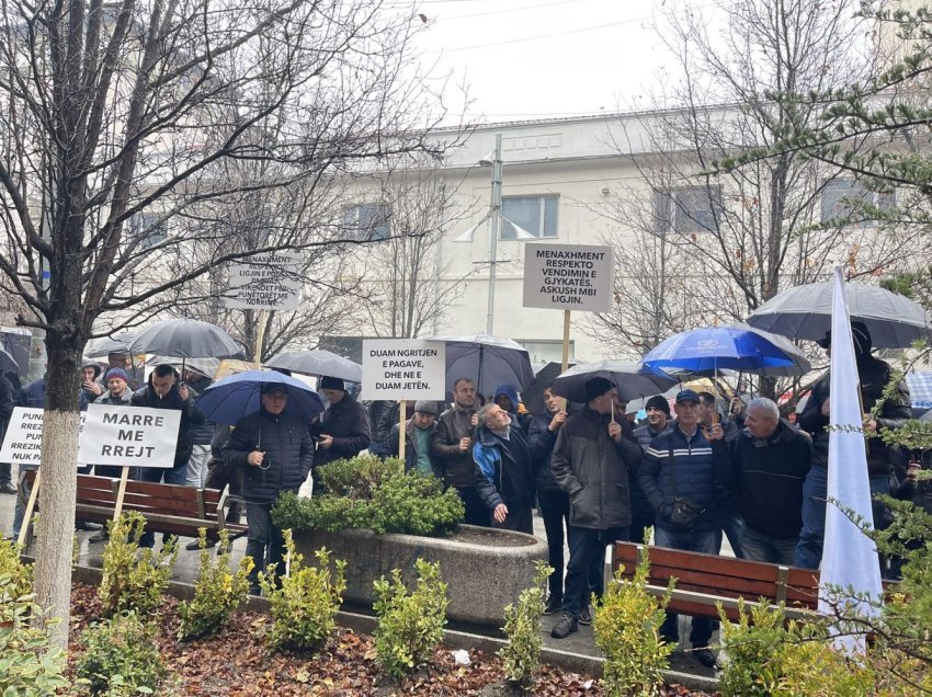 Protestojnë punëtorët e KEK-ut, kërkojnë rritje të pagave