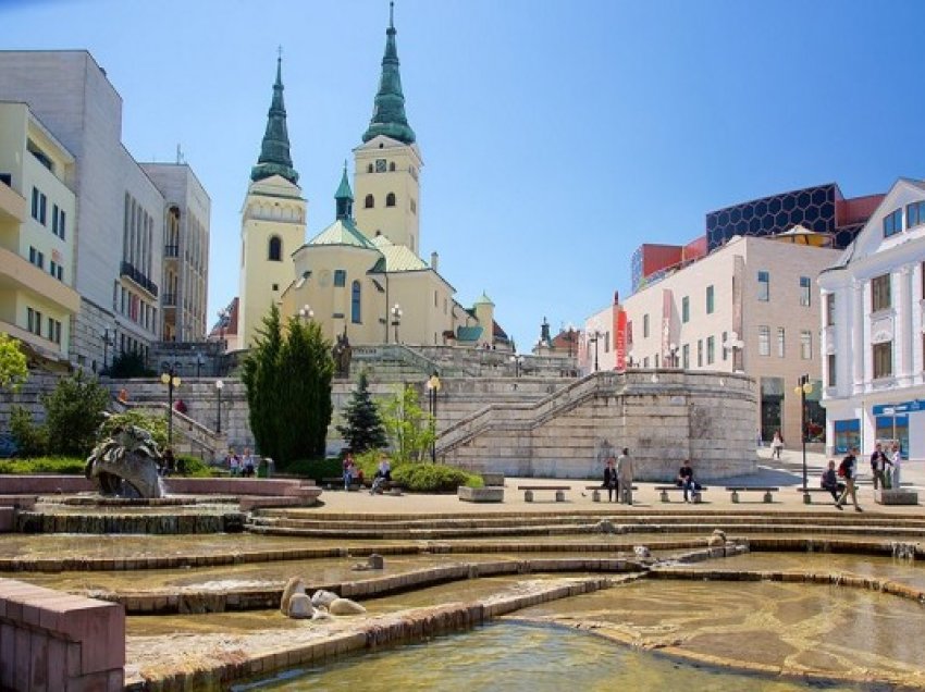 ​Sllovaki, një burrë arrestohet për kërcënimin se do të kopjojë sulmin në Pragë