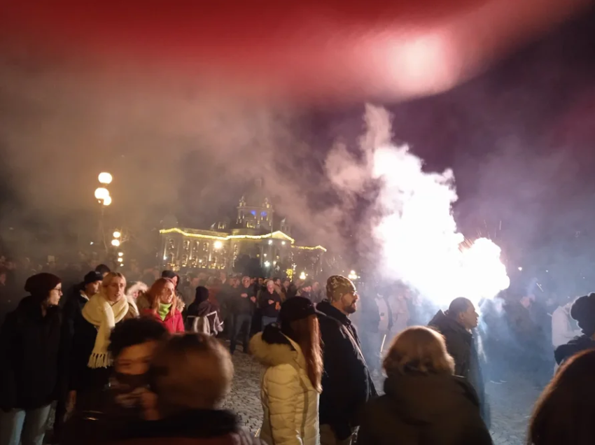 Serbia në kaos/ Protestuesit shpërthejnë dyert e Bashkisë së Beogradit, përplasen më policinë!