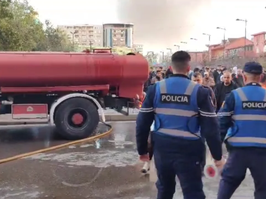 Frikë dhe shpresë! Ndërtesa e mbuluar nga tymi dhe flakët, familjarët presin jashtë ‘me zemër në dorë’