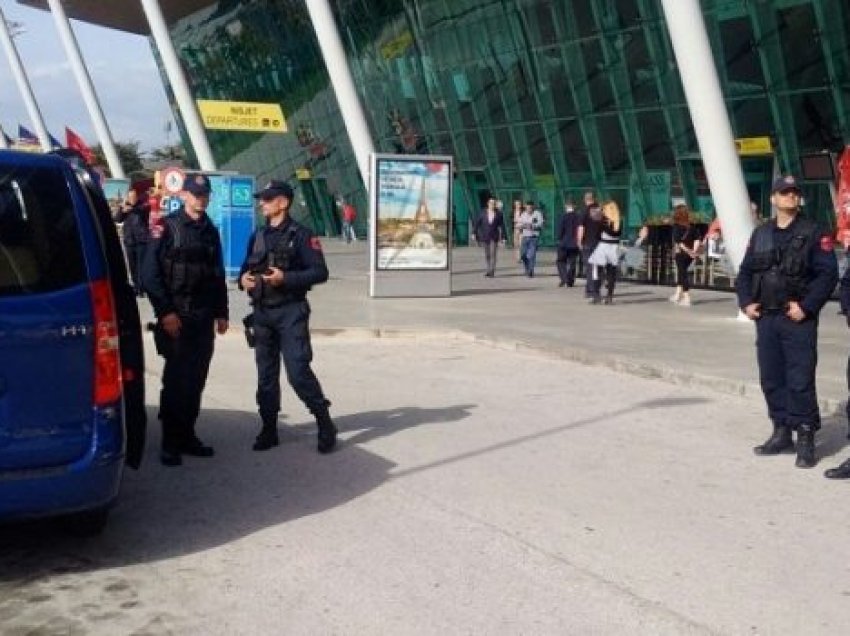  Akuza për pjesëmarrje në grup kriminal dhe mashtrim, kapen në Rinas dy të huaj të shpallur në kërkim