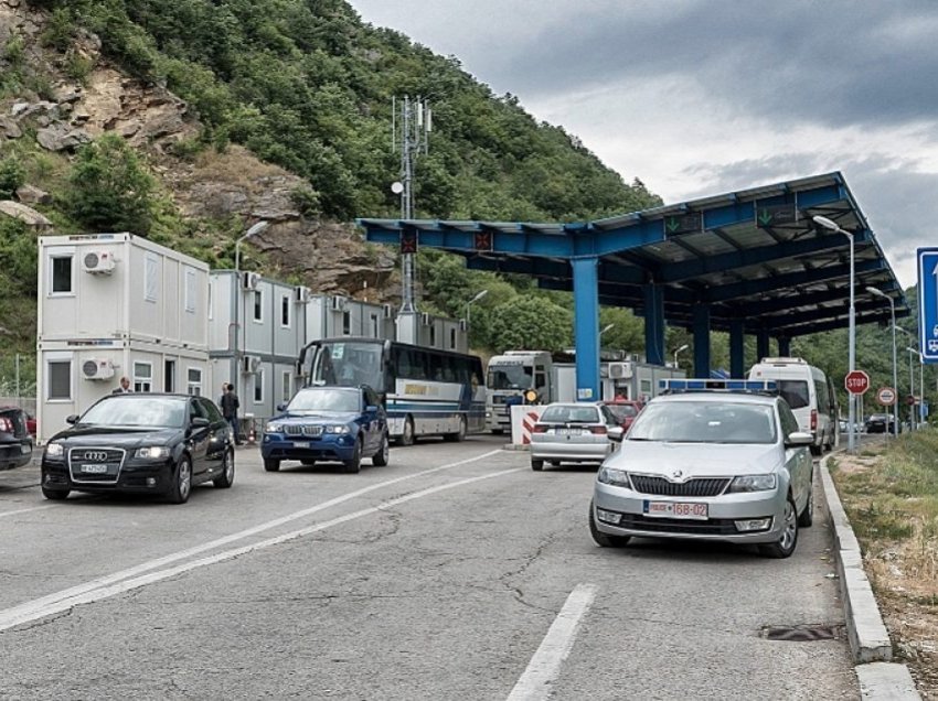 Kolona të gjata te Dheu i Bardhë, bashkatdhetarët presin deri në dy orë