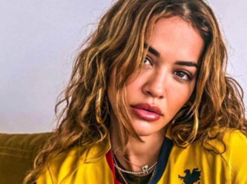 Rita Ora vesh fanellën e Genoas për 130-vjetorin e klubit