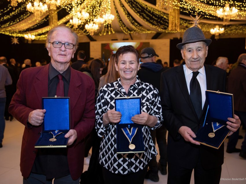 Presidentja nderon me Medalje legjendat e basketbollit të Kosovës