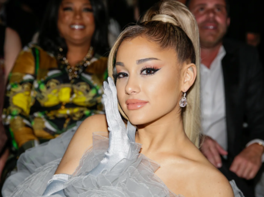 Ariana Grande flet për herë të parë për lidhjen e saj të re