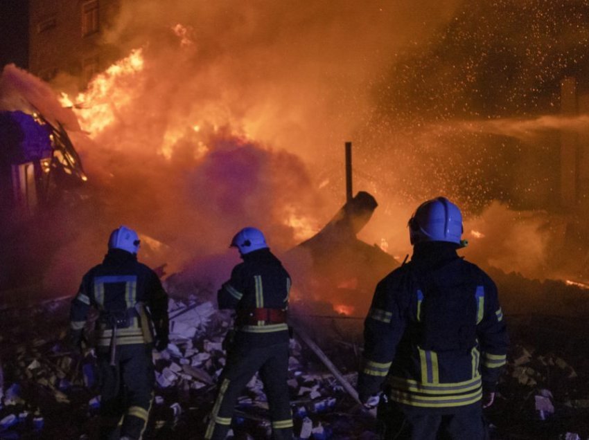 Rusët lansojnë 49 dronë në Ukrainë, 21 prej tyre arrijnë t’i shkatërrojë mbrojtja kundërajrore e Kievit