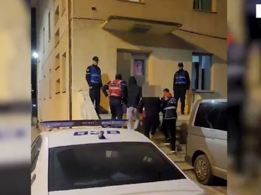 Kërcënuan me armë fqinjin dhe e dhunuan, arrestohen tre familjarët në Kukës