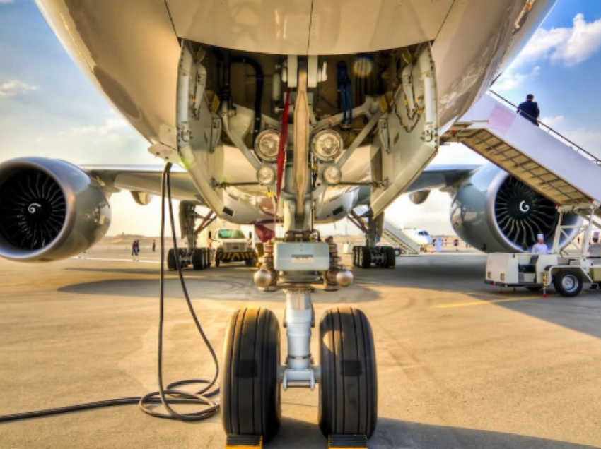 Pasagjeri pa biletë rrezikon shëndetin e tij duke u fshehur në pjesën e poshtme të aeroplanit