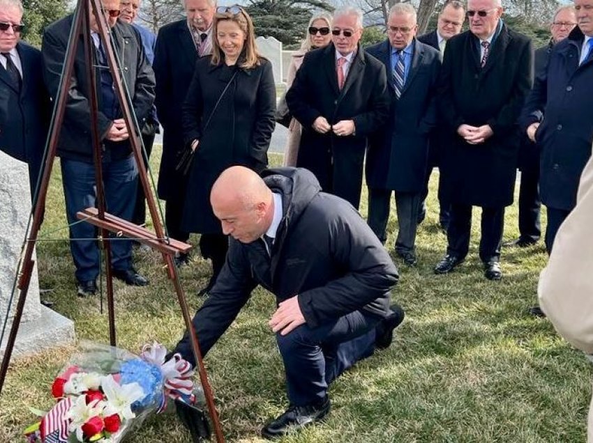 Ramush Haradinaj dhe Jim Xhema nderojnë senatorin Bob Dole