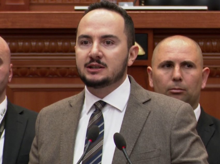 Deputeti i PS-së votoi ilegalisht edhe për kolegun në Parlament, Salianji: Vjedhje me të dy duart! 