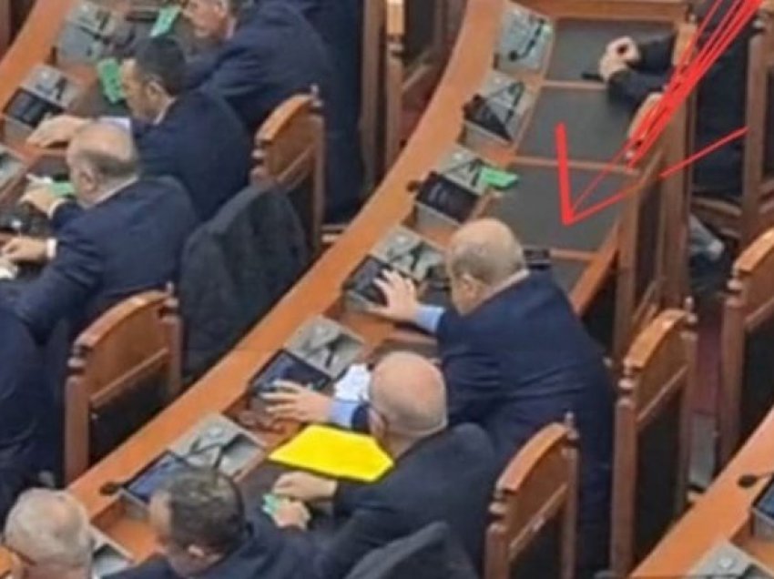 Me të dyja duart! Momenti kur deputeti socialist voton edhe për kolegen